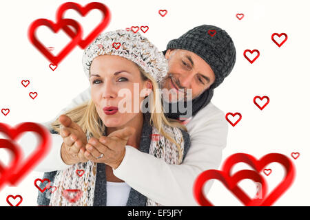 Immagine composita della coppia sorridente in inverno la moda in posa Foto Stock