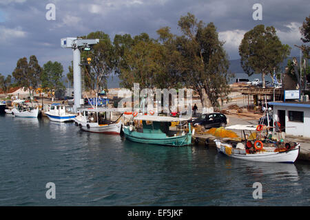 Barche da pesca nel porto di GEORGIOUPOLI CRETA Grecia 27 Aprile 2014 Foto Stock