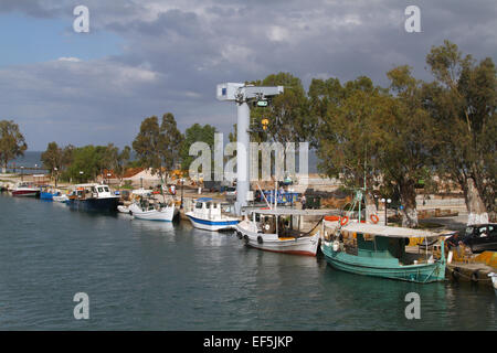 Barche da pesca nel porto di GEORGIOUPOLI CRETA Grecia 27 Aprile 2014 Foto Stock