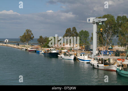 Barche da pesca nel porto di GEORGIOUPOLI CRETA Grecia 27 Aprile 2014 Foto Stock