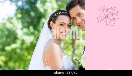 Immagine composita di amare la sposa e lo sposo in giardino Foto Stock