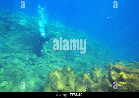 Sangihe, Indonesia. 27 gennaio, 2015. Un subacqueo immersioni sul sito del vulcano sottomarino Banua Wuhu vicino Mahegentang isola nelle isole Sangihe, Nord Sulawesi, Indonesia, gennaio 27, 2015. Il cratere di spot Banua Wuhu è contrassegnato da bolle tra rocce. La temperatura media è compresa tra 37 a 38 gradi Celsius. © Zulkarnain/Xinhua/Alamy Live News Foto Stock