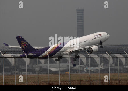 Bangkok, Tailandia. 27 gennaio, 2015. Un Thai Airways piano decolla a Suvanabhumi dall'Aeroporto Internazionale di Bangkok, Thailandia, 27 gen 2015. Thai Airways, l'ammiraglia delle compagnie aeree di Thailandia, perso THB 9.2 miliardi di euro o di US$ 283 milioni nei primi tre trimestri del 2014 la richiesta di conferma delle chiamate per una ristrutturazione che può includere di licenziamento del personale 5.000 e seliing off 22 dei suoi aerei. Credito: Arthur Jones Dionio/Alamy Live News Foto Stock