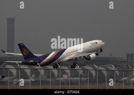 Bangkok, Tailandia. 27 gennaio, 2015. Un Thai Airways piano decolla a Suvanabhumi dall'Aeroporto Internazionale di Bangkok, Thailandia, 27 gen 2015. Thai Airways, l'ammiraglia delle compagnie aeree di Thailandia, perso THB 9.2 miliardi di euro o di US$ 283 milioni nei primi tre trimestri del 2014 la richiesta di conferma delle chiamate per una ristrutturazione che può includere di licenziamento del personale 5.000 e seliing off 22 dei suoi aerei. Credito: Arthur Jones Dionio/Alamy Live News Foto Stock