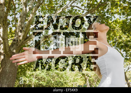 Immagine composita di contenuto giovane donna fare yoga in un parco Foto Stock