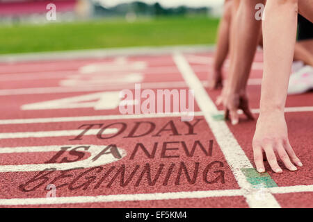 Immagine composita di persone tagliate pronto per correre sulla via campo Foto Stock