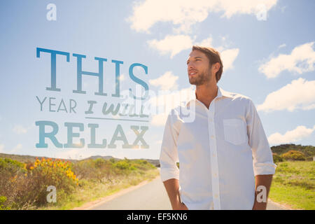 Immagine composita di bello casual uomo in piedi su una strada Foto Stock