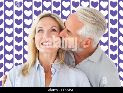 Immagine composita di affettuosa uomo baciando la moglie sulla guancia Foto Stock