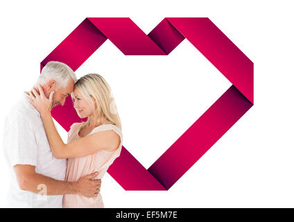 Immagine composita di affettuosa giovane in piedi e abbracciando Foto Stock