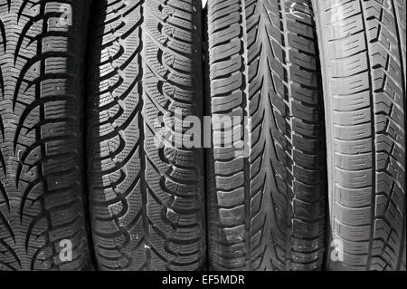 Sporco utilizzati pneumatici neri fila Foto Stock