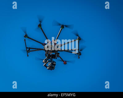 Dji s1000, radio controlled drone battenti con una telecamera, Islanda. Foto Stock