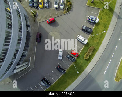 Antenna bassa del parcheggio a Reykjavik, Islanda. Girare utilizzando un drone, DJI Phantom. Foto Stock