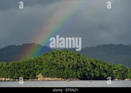 Sangihe, Indonesia. 27 gennaio, 2015. Un arcobaleno è visibile sulla sommità di una collina nelle isole Sangihe, Nord Sulawesi, Indonesia, gennaio 27, 2015. Credito: Zulkarnain/Xinhua/Alamy Live News Foto Stock