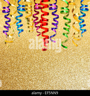 Bandierine colorate su golden sfondo lucido. parte della decorazione Foto Stock