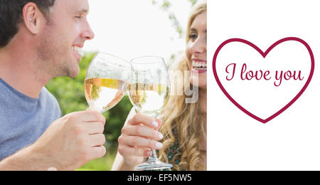 Immagine composita di allegro giovane tostare con vino bianco Foto Stock