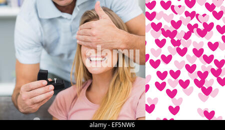 Immagine composita dell'uomo circa a proporre alla sua ragazza sul divano Foto Stock