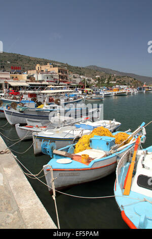 Barche da pesca in porto elounda Creta Grecia 03 Maggio 2014 Foto Stock