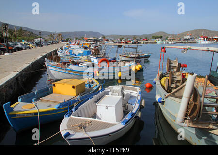 Barche da pesca in porto elounda Creta Grecia 03 Maggio 2014 Foto Stock