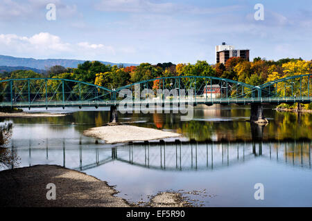 Ponte in acciaio sul fiume Susquehanna a South Washington St. Bridge Binghamton, Broome County Southern Tier Region, a nord dello stato di New York USA. Foto Stock