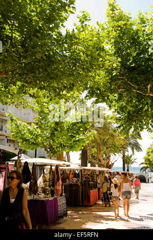 Lo shopping di mercato a Santa Eulalia del Rio, Ibiza, Spagna Foto Stock