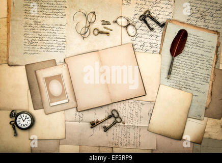 Apri diario libro antico lettere, cornici, vintage accessori e forniture per ufficio. sfondo nostalgico Foto Stock