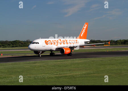 EASY JET Airbus A319-111 velivolo G-EZBB AEROPORTO DI MANCHESTER INGHILTERRA 14 Maggio 2014 Foto Stock