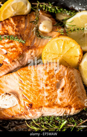 Salmone alla griglia con erbe aromatiche, aglio e limone. Piatti di Pesce Foto Stock