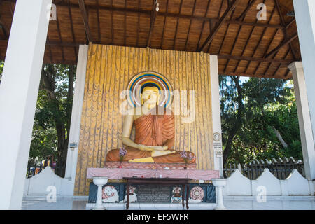 Seduta enorme statua del Buddha di fronte principale stazione degli autobus Galle,Sri Lanka.Sri Lanka Foto Stock