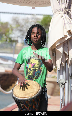 Giovani attori di strada al di fuori di un cafe a Simons Town in Sud Africa Foto Stock