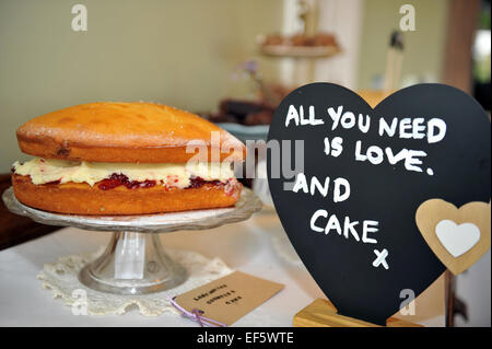 Victoria Sandwich torta su un vassoio per dolci a un matrimonio nel Regno Unito. Foto Stock