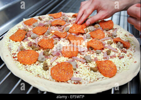 Close up rendendo le pizze in un takeaway, Leeds Foto Stock