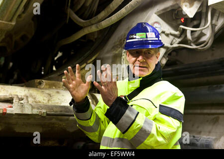 Copenhagen, Danimarca, 27 Gennaio 2015: Guy Taylor, direttore del progetto presso Metroselskabet, spiega circa il tunnel boring machines (TBM). Ci sono 4 TBM, ogni 700 tonnellate e lunga 110 metri, foratura alcuni 10 - 20 metri/giorno e lavora a 20 - 40 metri di profondità Credito: OJPHOTOS/Alamy Live News Foto Stock