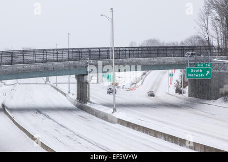 Norwalk, Connecticut, Stati Uniti d'America. 27 gennaio, 2015. Auto sulla I-95 dopo la tempesta di neve a Norwalk, Stati Uniti d'America il 27 gennaio 2015 Credit: Miro Vrlik Fotografia/Alamy Live News Foto Stock