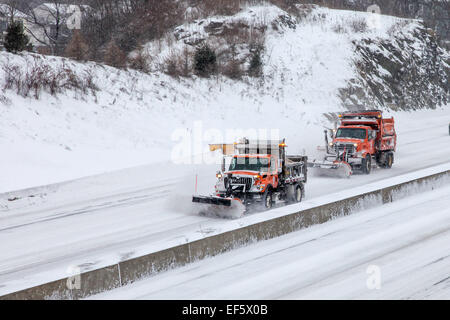 Norwalk, Connecticut, Stati Uniti d'America. 27 gennaio, 2015. Aratro auto sulla I-95 dopo la tempesta di neve a Norwalk, Stati Uniti d'America il 27 gennaio 2015 Credit: Miro Vrlik Fotografia/Alamy Live News Foto Stock