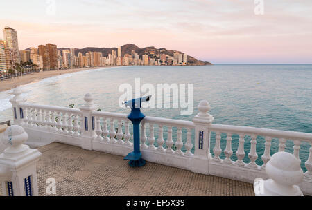 La baia di Benidorm come visto da uno dei suoi punti di vista del punto di riferimento Foto Stock