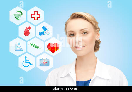 Medico sorridente su medical icone sfondo blu Foto Stock