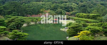 Stagno e ponte a Ritsurin Giardino a Takamatsu, Giappone Foto Stock