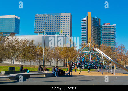 Parc de la tribuna, Placa Leonardo da Vinci, area Forum, Diagonal Mar in background, Sant Marti district, Barcellona, Spagna Foto Stock