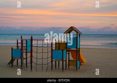 Parco giochi per i bambini e Playa del Postiguet, spiaggia al tramonto, Alicante, Alacant, Costa Blanca, Spagna Foto Stock