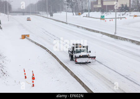 Norwalk, Connecticut, Stati Uniti d'America. 27 gennaio, 2015. Auto sulla I-95 dopo la tempesta di neve a Norwalk, Stati Uniti d'America il 27 gennaio 2015 Credit: Miro Vrlik Fotografia/Alamy Live News Foto Stock