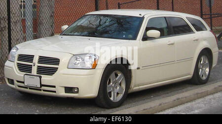 La Dodge Magnum SXT 2005-2007 è un carro di medie dimensioni che combina la praticità di un abitacolo spazioso con le prestazioni di un motore V6 da 3,5 litri. Magnum SXT offre una guida fluida e un ampio spazio di carico, il che lo rende un'ottima scelta per le famiglie o per coloro che necessitano di un trasporto versatile. Con il suo design audace e le caratteristiche moderne, si distingue come un'opzione unica nel segmento dei carri. Foto Stock