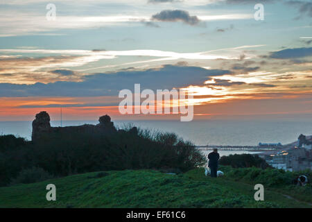 Hastings, East Sussex, 27 gennaio 2015. Signora passeggiate i suoi cani da Hastings Castello al tramonto in una fredda sera chiara. Foto Stock