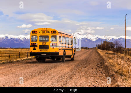 Giallo scuola bus, Valle di montagna, Colorado, Stati Uniti d'America. Foto Stock