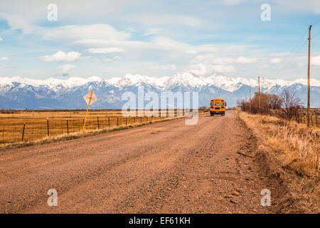 Giallo scuola bus, Valle di montagna, Colorado, Stati Uniti d'America, 4 aprile 2014. Foto Stock