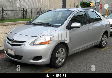 La Toyota Yaris del 2006-2008 è un'auto subcompatta nota per la sua efficienza nei consumi e le dimensioni compatte. È dotato di un motore a 4 cilindri da 1,5L che eroga 106 CV, con cambio manuale a 5 marce o automatico a 4 marce. Offre interni confortevoli e un'esperienza di guida fluida. Foto Stock