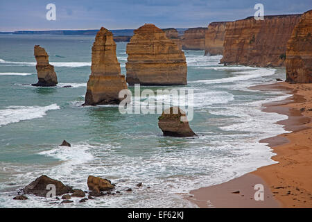 Dodici Apostoli, eroso pile di mare presso il Parco Nazionale di Port Campbell, lungo la Great Ocean Road in Victoria, Australia Foto Stock