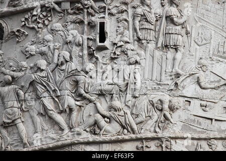Basrelieves nella colonna Traiana a Roma, Italia Foto Stock