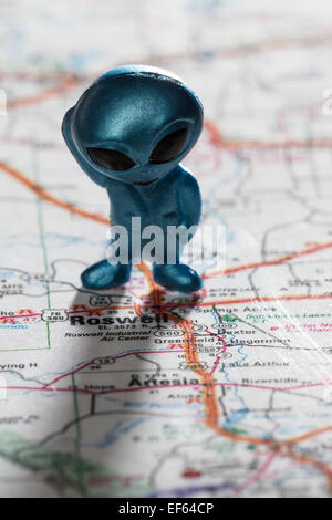Toy et in piedi su una mappa del Nuovo Messico a destra sopra la città di Roswell Foto Stock