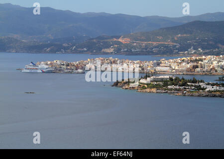 Nave da crociera al molo di fronte della città di Agios Nikolaos Creta Grecia 06 Maggio 2014 Foto Stock