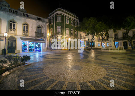 Dalla piazza della città di notte a Lagos, Portogallo con verde tradizionale edificio piastrellato e mosaico di strade acciottolate Foto Stock